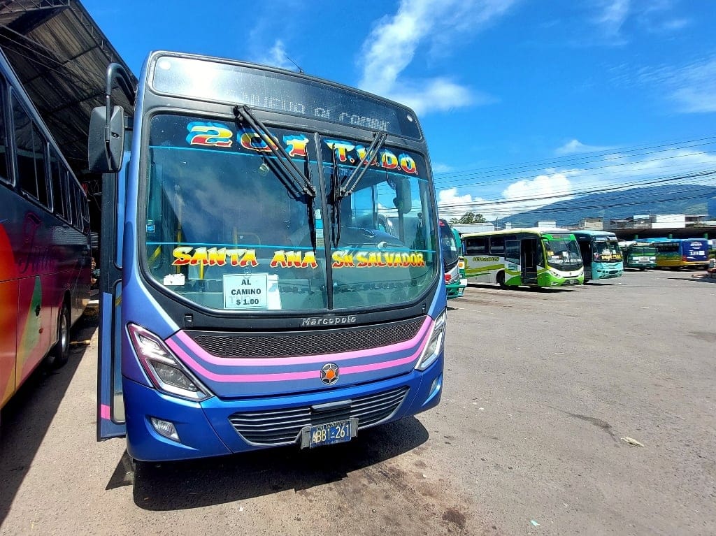 Bus de la ruta Santa Ana - San Salvador en una terminal de buses de El Salvador